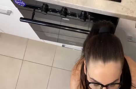 Жена в секс наряде устроила жесткий трах на кухне #1