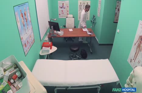 Наглый врач трахнул свою симпатичную пациентку перед камерой #1