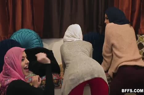 Мусульманки по очереди делают минет стриптизеру на девичнике #3